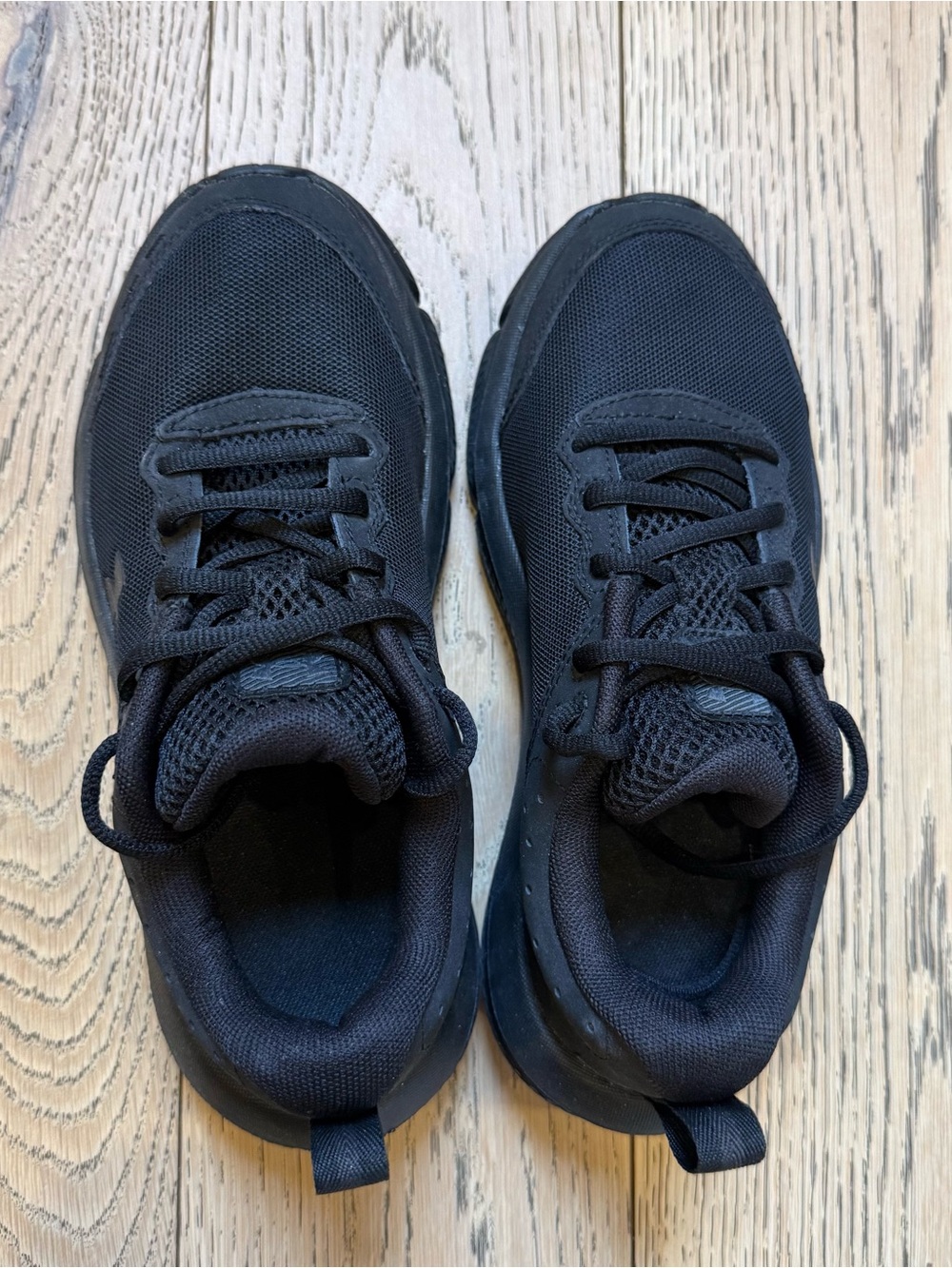 Under Armour Charged kids sneakers – black – size 4Y big boy